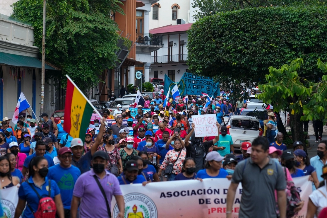 Maestros e indígenas Ngobe marchan en contra del aumento de costos y servicios en la nación centroamericana. Foto Ap