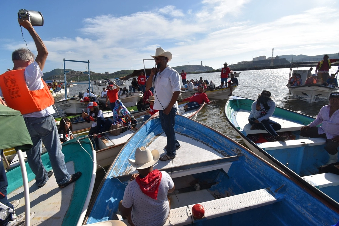 Unas 900 personas, entre ellas ambientalistas, pescadores y sus familiares, así como lancheros, protestaron el pasado 31 de julio en el embarcadero de Topolobampo, municipio de Ahome, Sinaloa, a bordo de más de 100 embarcaciones, en contra del proyecto de construcción de una planta de amoniaco. Foto Irene Sánchez 