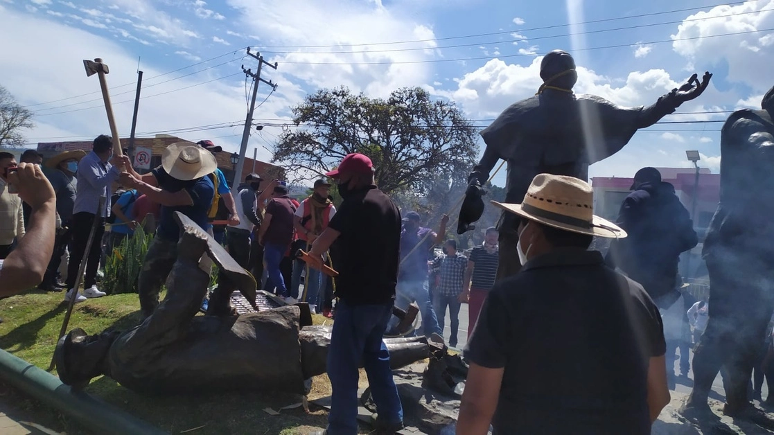 En Morelia, integrantes del Consejo Supremo Indígena de Michoacán derribaron una escultura por considerar que denigra a su etnia. Foto Ernesto Martínez