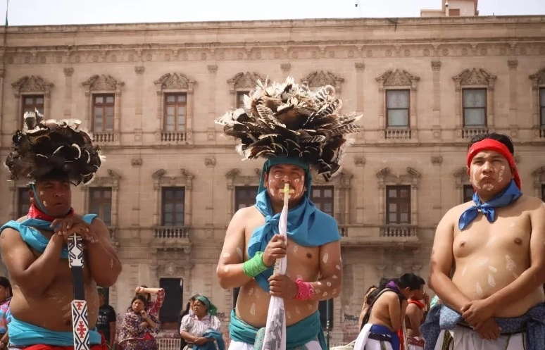 Comunidades Rarámuris en Chihuahua celebraron el inicio de la Semana Santa con danzas y música. Foto La Jornada