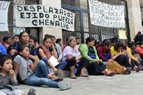 Unos 300 indígenas desplazados de comunidades de los municipios chiapanecos de Chenalhó, Zinacantán y Ocosingo frente al Congreso en Tuxtla Gutiérrez. Foto Oscar León/ archivo