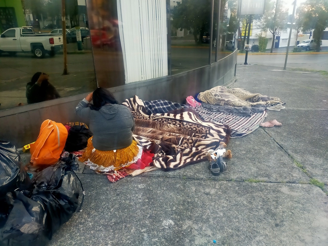 Indican que su situación es invisible a los ojos de las autoridades, que no reciben ningún tipo de ayuda, pero ahora su principal preocupación es tener dinero para comer y comprar los útiles escolares. Foto Silvia Chávez González