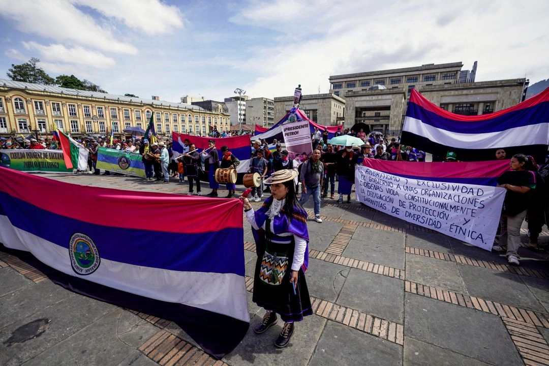 Indígenas se manifiestan frente al Congreso en Bogotá, Colombia, buscando una reunión con el presidente Gustavo Petro para exigir al gobierno que cumpla con los acuerdos para sus regiones, el miércoles 2 de abril de 2025.