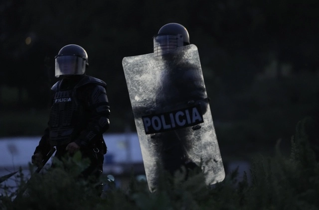 Las manifestaciones en Ecuador, se dieron bajo el despliegue de militares en las calles por el estado de excepción por 60 días decretado el 18 de octubre. Foto Ap 