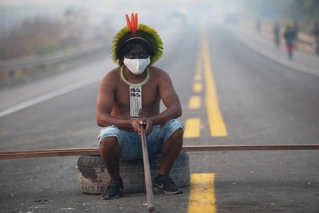 Los indígenas kayapó mekragnoti bloquearon ayer una importante carretera amazónica del estado brasileño de Pará, para pedir ayuda ante la pandemia del coronavirus. Foto Afp 
