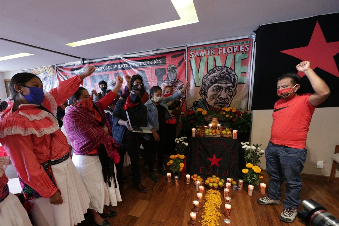 Integrantes de colectivos de defensa de derechos humanos y el pueblo otomí, realizan una ofrenda a Samir Flores Soberanes, en el Inpi. Foto Roberto García Ortiz