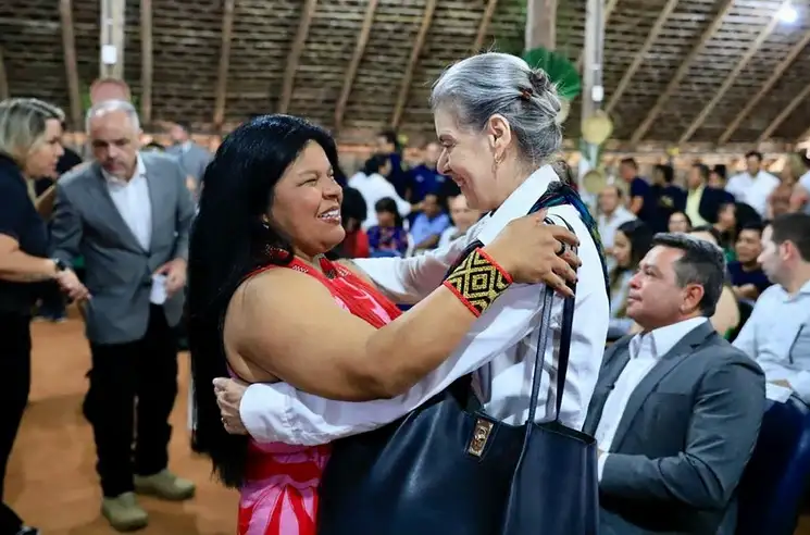 La ministra de Pueblos Indígenas de Brasil, Sonia Guajajara (izq.), y la integrante del Tribunal Supremo de Brasil, Carmen Lucía, se saludan durante la ceremonia de lanzamiento de la primera traducción a una lengua indígena de la Constitución brasileña en Sao Gabriel da Cachoeira, estado de Amazonas, Brasil, el 19 de julio de 2023. Foto Afp
