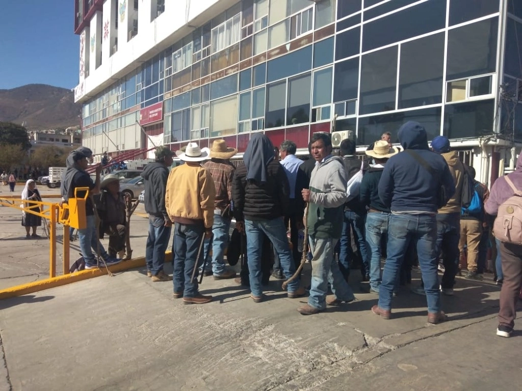 Los indígenas no permitieron la salida de los empleados del gobierno estatal. Foto Ricardo Montoya