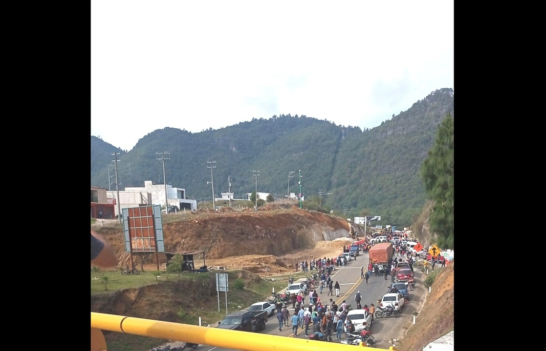 Con el rostro cubierto, los manifestantes realizaron disparos al aire en el kilómetro 46 de la autopista  San Cristóbal-Tuxtla Gutiérrez. Foto ‘La Jornada’