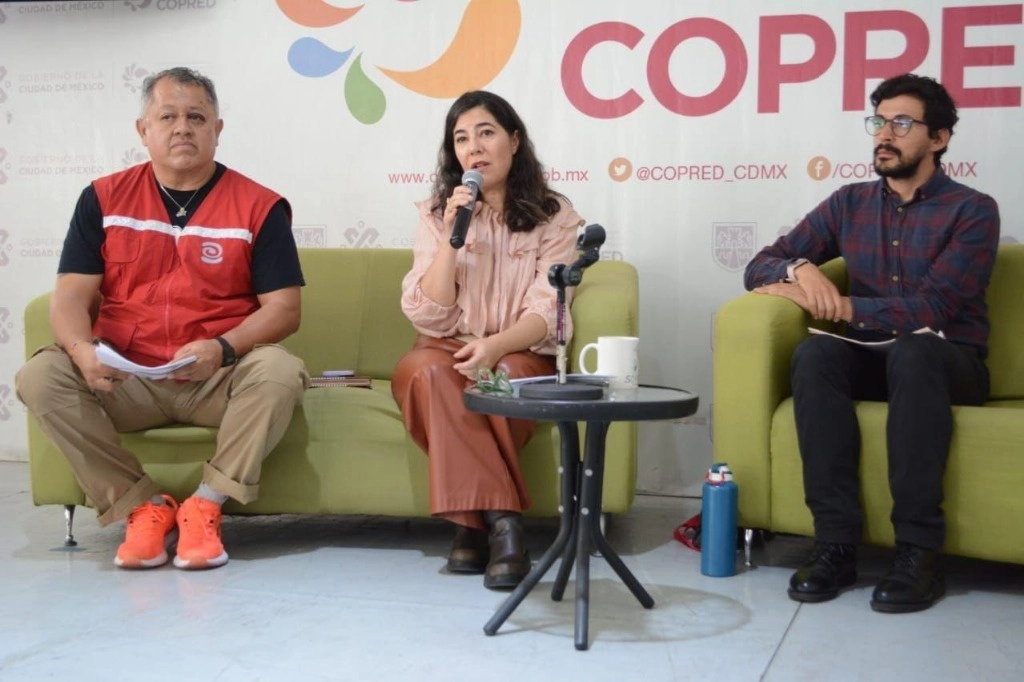 La titular del organismo, Geraldine González, flanqueada por Víctor Ávila y Luis Enrique Hernández al presentar la investigación. Foto Copred 