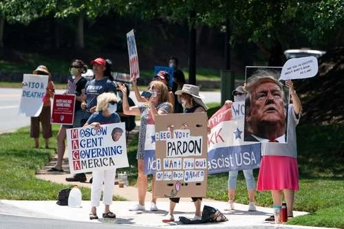 Protesta contra el presidente Donald Trump frente su club de golf en Sterling, Virginia. Foto Afp