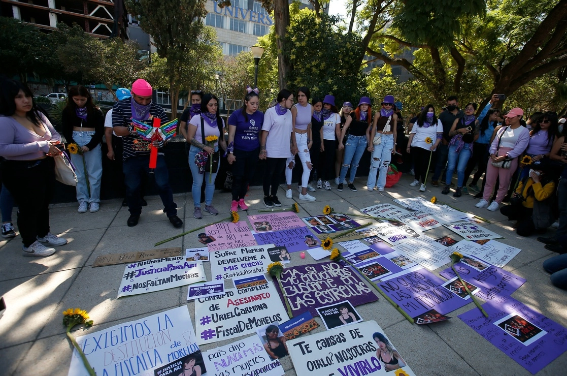 Familiares y amigos de Ariadna “N” marcharon ayer desde el Monumento a la Revolución hasta la Fiscalía capitalina para exigir justicia por su feminicidio. Foto Alfredo Domínguez
