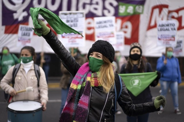 Cientos marcharon contra el dictamen de un fiscal en Argentina, que consideró una violación grupal como "desahogo sexual". Foto Xinhua/Archivo