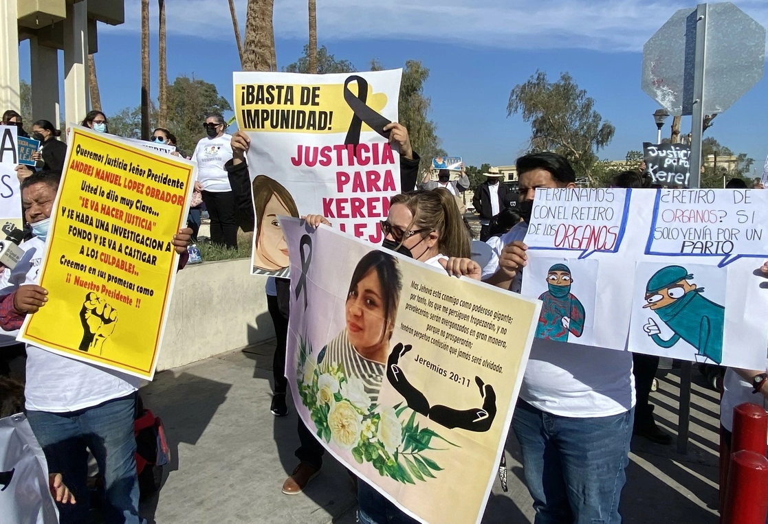 Personas se manifestaron frente a la clínica 30 del IMSS en Mexicali para exigir justicia por el deceso de Keren Vallejo Castro, quien murió minutos después del nacimiento de su segundo hijo por hemorragia debido a desgarro uterino; su cuerpo se entregó para la necropsia sin órganos. Foto Omar Martínez. A