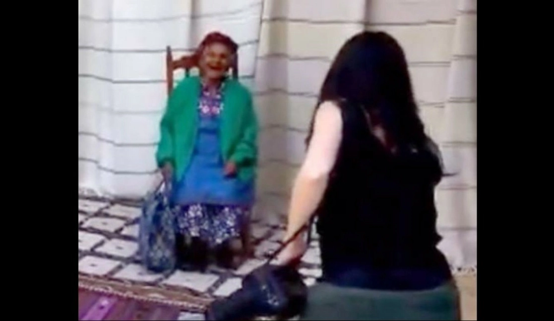 Indígenas que laboran en el mercado del municipio de Teotitlán del Valle, Oaxaca, fueron utilizadas por la firma de ropa francesa Sézane para que vistieran sus prendas y bailaran a cambio de 200 pesos, a pesar de que trabajadores de esa marca se habían comprometido con las autoridades locales a no interferir con las actividades de los lugareños. Imagen tomada de un video publicado en Instagram
