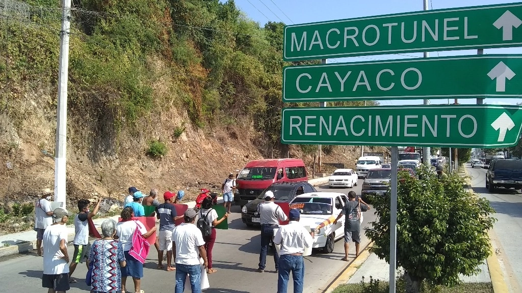 Bloqueo en el bulevar Cayaco-Puerto Marqués para exigir justicia por los adultos mayores atropellados el cuatro de noviembre. Foto La Jornada 