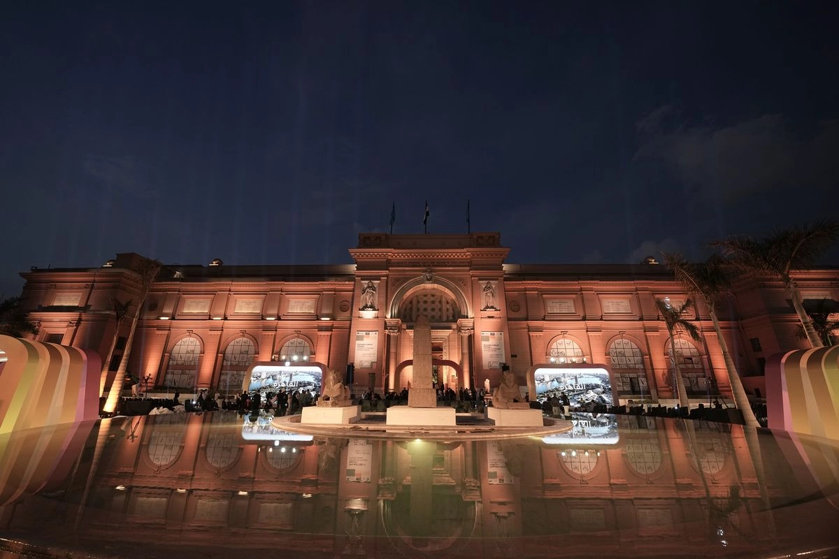 El Museo Egipcio de El Cairo se ilumina con motivo del lanzamiento de la aplicación móvil interactiva para promocionar las antigüedades egipcias, el lunes 11 de noviembre de 2024.  Foto