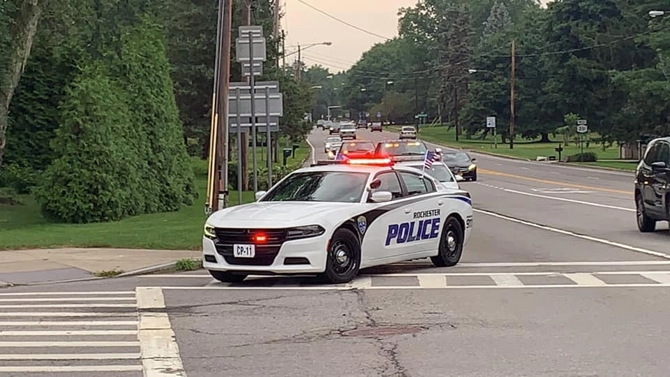 Un video en el que policías esposan a una niña de nueve años y la rocían con gas pimienta en Rochester causó indignación en EU. Foto tomada de facebook.com/Rochester-NY-Police-Department-403845733028894/?ref=page_internal