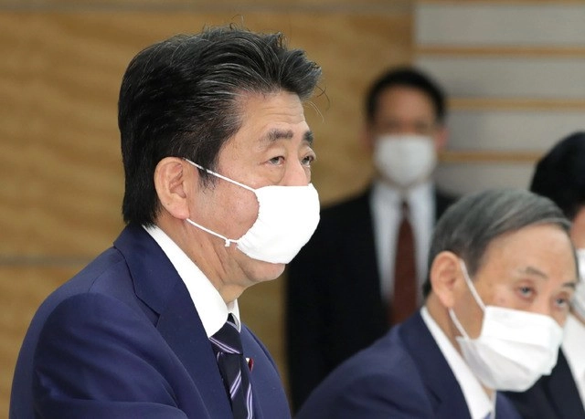 El primer ministro de Japón, Shinzo Abe, declaró el estado de emergencia en Tokio y otras seis prefecturas el pasado martes y lo amplió a todo el país el sábado. Foto Afp
