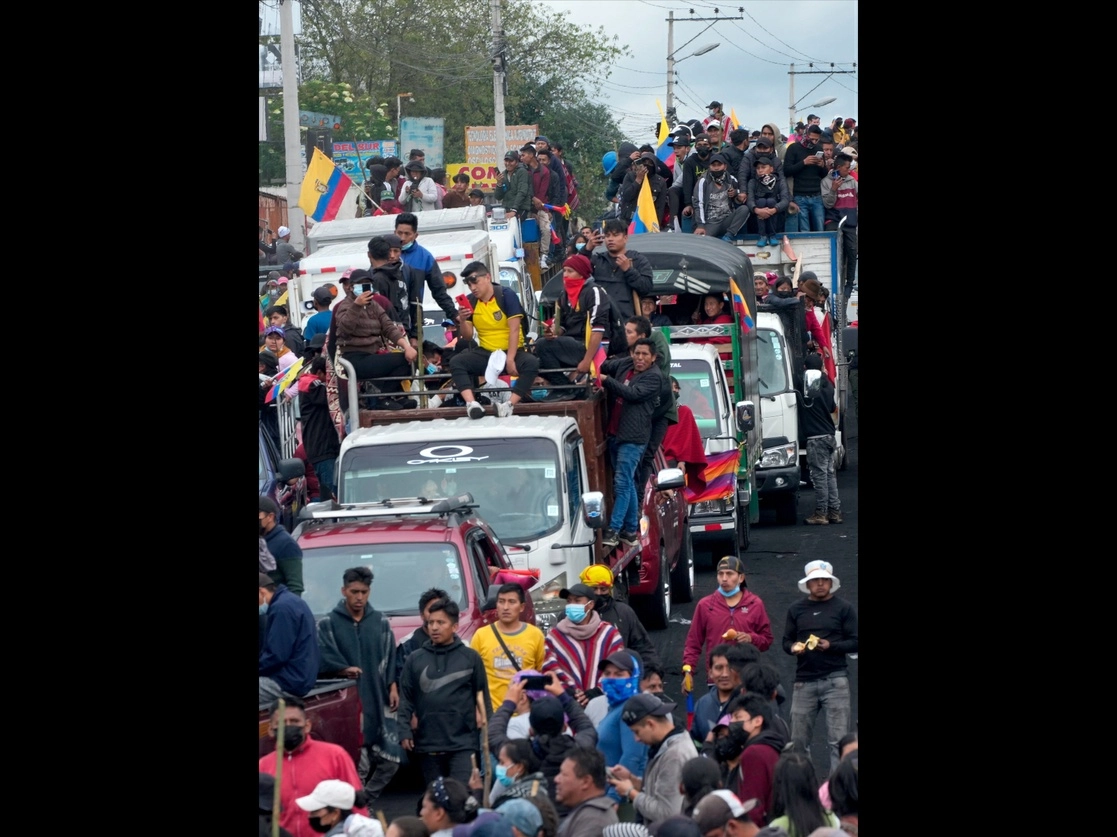 Varios cientos de manifestantes llegaron en camiones y a pie a las afueras de Quito, en preparación de la gran marcha contra la política económica y social del presidente Guillermo Lasso, quien aseguró que las protestas buscan derrocarlo y que él no se va a escapar. Las fuerzas de seguridad reprimieron ayer a participantes y uno murió al caer en una barranca, mientras el gobierno amplió el estado de excepción de tres a seis provincias. Foto Ap