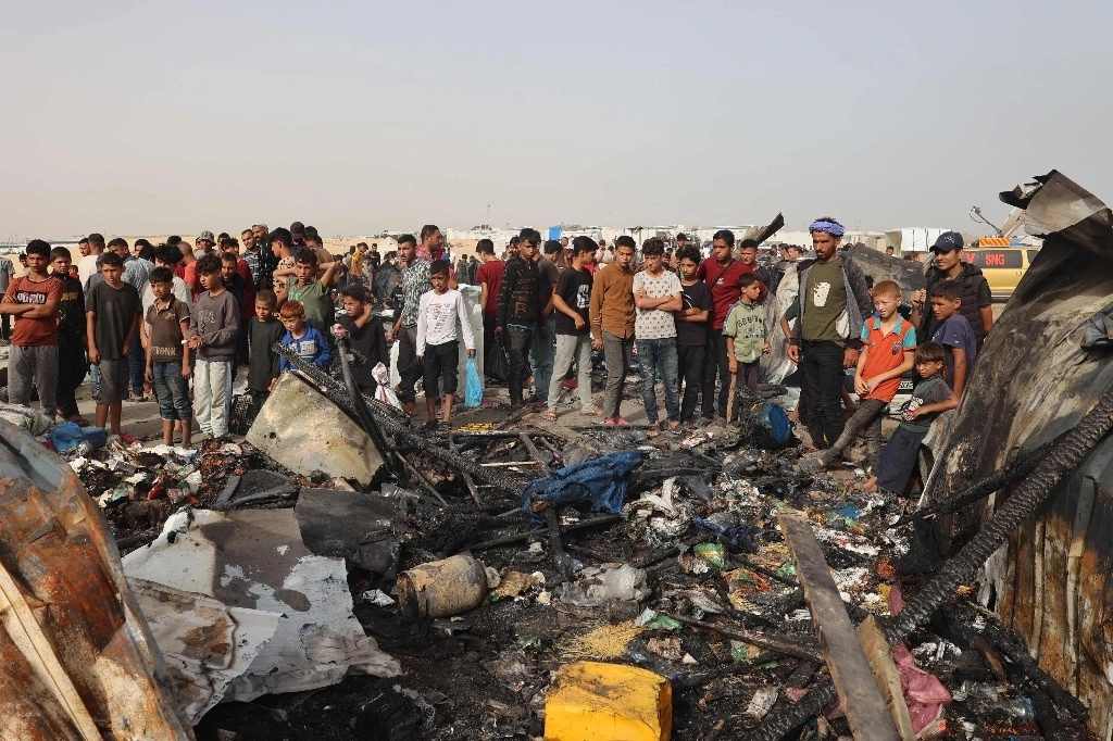 La agencia de defensa civil de Gaza señaló que el bombardeo provocó un incendio que arrasó un campo de desplazados en el noroeste de Rafah. Foto Afp