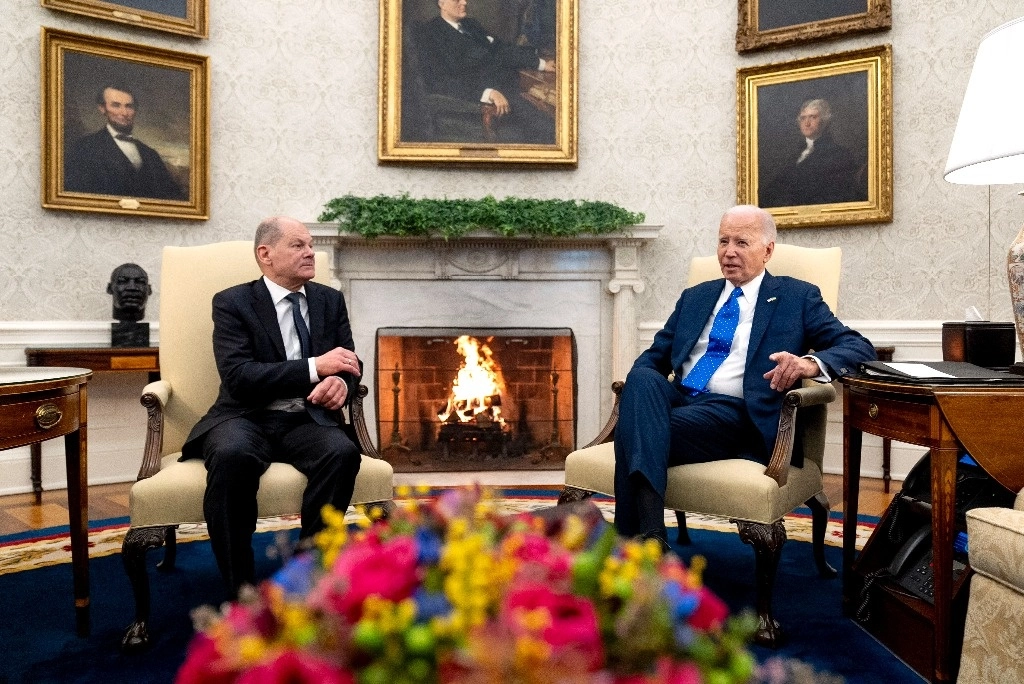 El presidente Joe Biden, a la derecha, se reúne con el canciller alemán Olaf Scholz en la Oficina Oval de la Casa Blanca, 9 febrero 2024. Foto Ap.