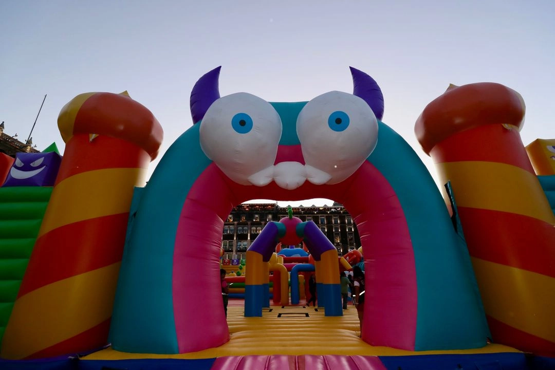 Niñas y niños disfrutan de juegos inflables en el Zócalo capitalino, como parte de los festejos por el 30 de abril. Foto 