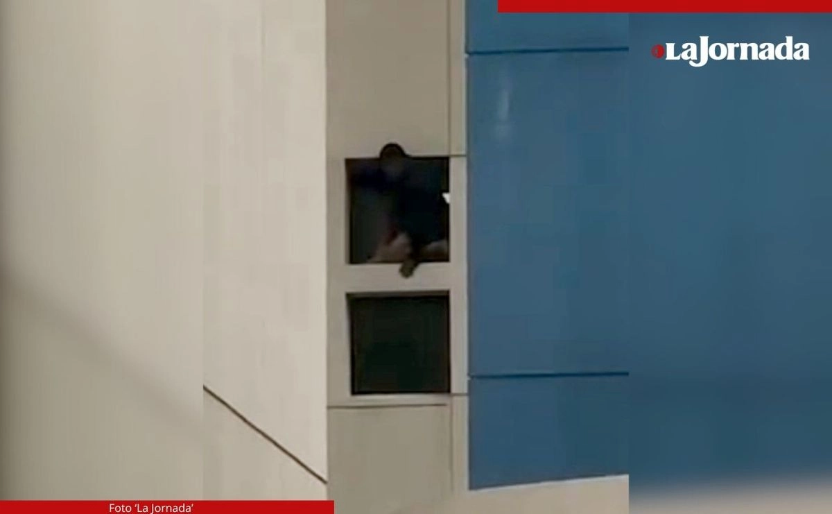 Durante dos horas una persona amenazó con arrojarse desde una ventana del tercer piso del Hospital General de la ciudad de Querétaro. Foto 