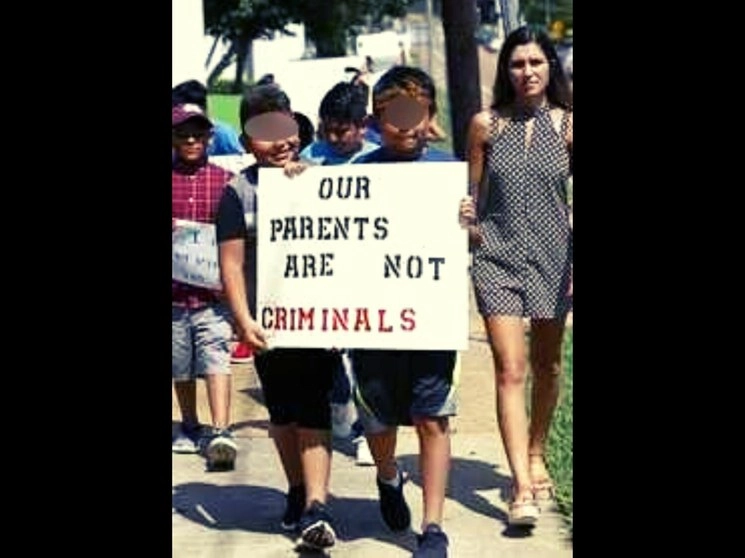 En imagen de archivo, niños migrantes protestan en Canton, Misisipi, por las redadas en que fueron detenidos sus padres. Foto Ap