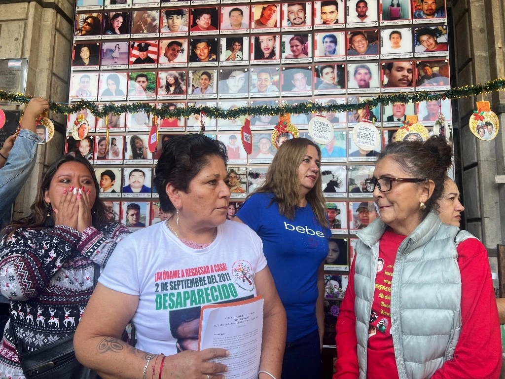 Madres buscadoras del colectivo Regresando a Casa, algunas de ellas llorando, colocaron ayer en los corredores del palacio de gobierno de Morelos esferas navideñas con los rostros de sus hijos desaparecidos, para exigir que sean localizados con vida. Foto Rubicela Morelos