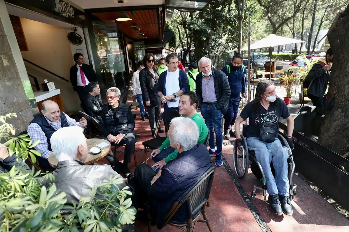 Personas conviven en un restaurante de Polanco sin debida distancia ni usar cubrebocas. Foto Luis Castillo