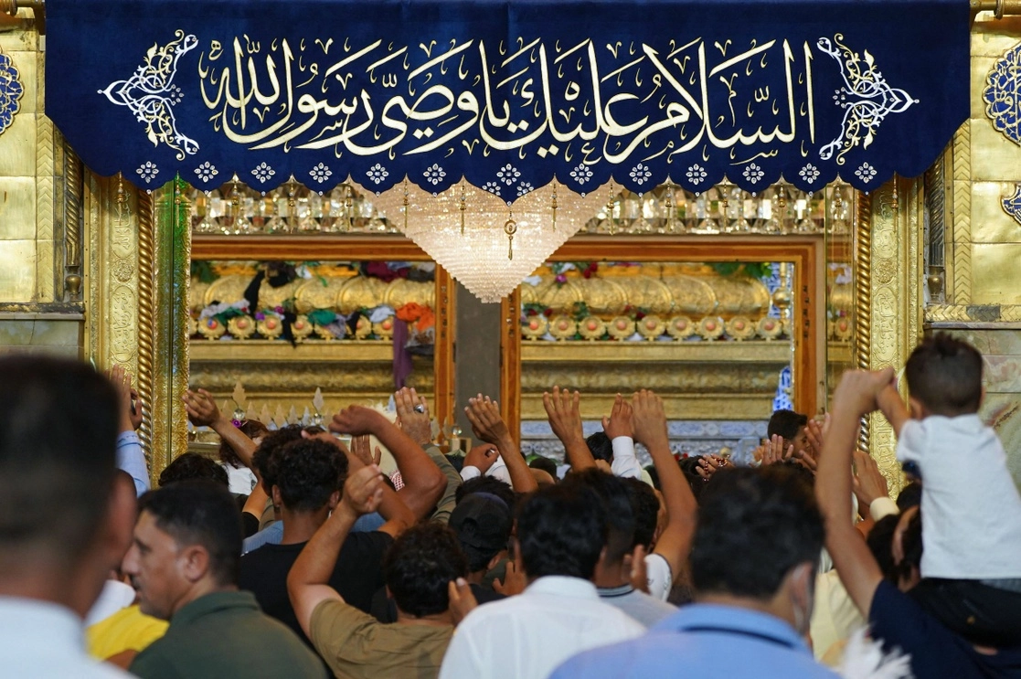 Los iraquíes celebran Eid al-Ghadir en el santuario Imam Ali en la ciudad sagrada iraquí de Nayaf. Foto Afp