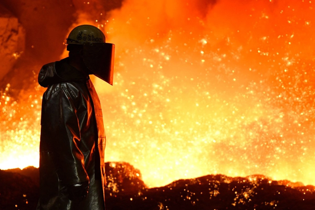 Un trabajador siderúrgico se observa en el alto horno (Hochofen) Schwelgern en la acería de Thyssenkrupp Steel Europe AG en Duisburgo, Alemania Occidental, el 22 de octubre de 2025. Foto