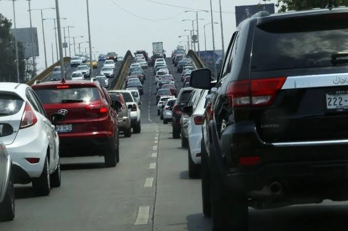 La industria automotriz propondrá eliminar la tenencia vehicular en todo el país. Foto Jesús Villaseca / Archivo 