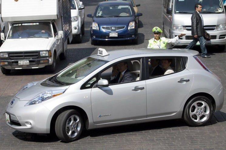 Los directivos de la industria automotriz argumentaron que es incongruente aplicar medidas “extremas” con los autos nuevos, que son los que menos contaminan. Foto Cuartoscuro / Archivo