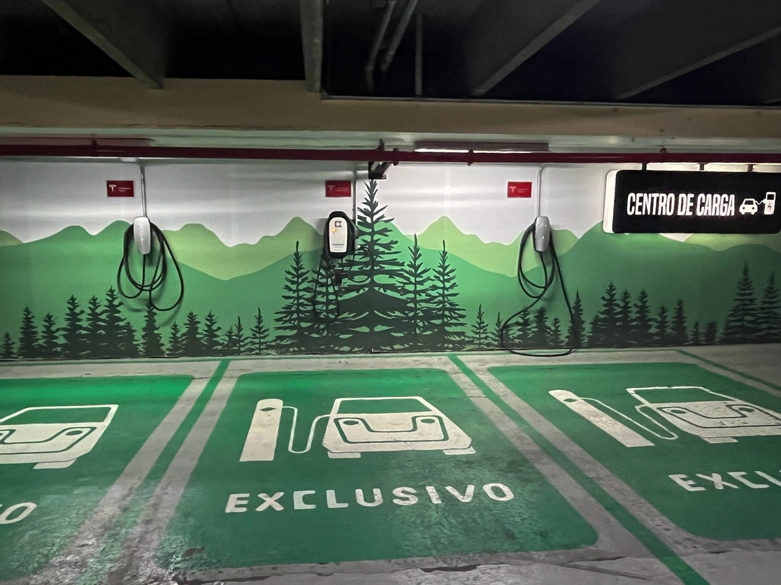 Estación de carga de autos eléctricos en la CDMX. Foto Pablo Ramos