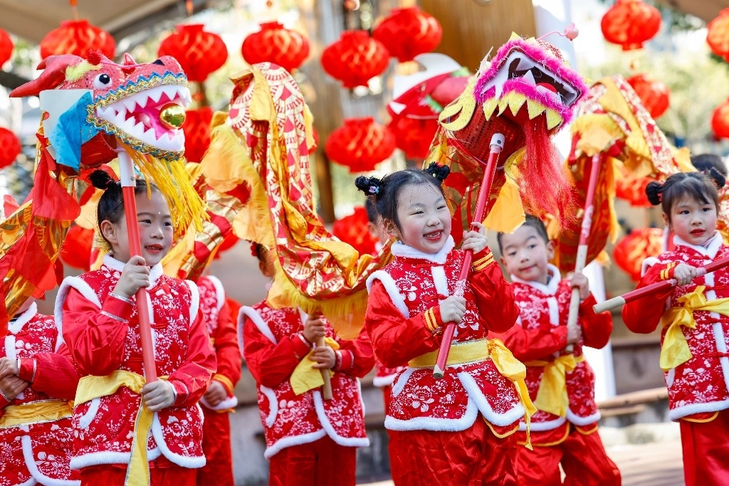 La política del hijo único quedó atrás en China. Niños practican la danza del dragón en un jardín de infantes, en la ciudad de Huangshan. Foto Xinhua 