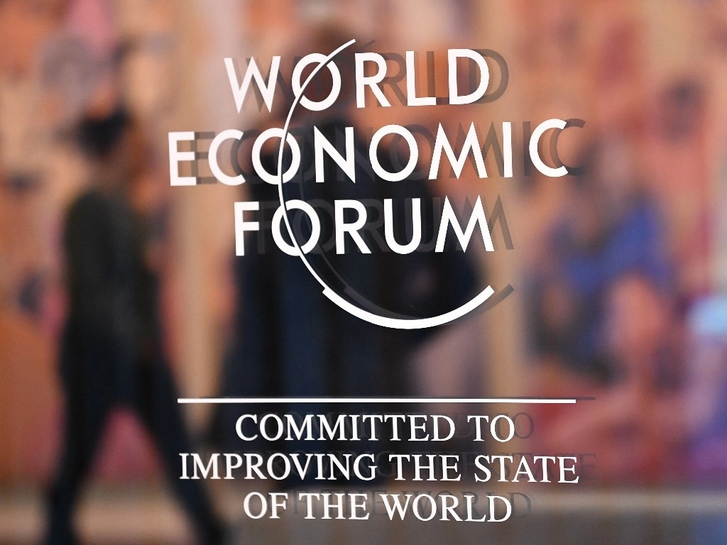 Desde los primeros discursos, paneles y reuniones informales en la ciudad alpina suiza de Davos, las órdenes ejecutivas de Trump y su oratoria evocadora provocaban comentarios. Foto Xinhua.