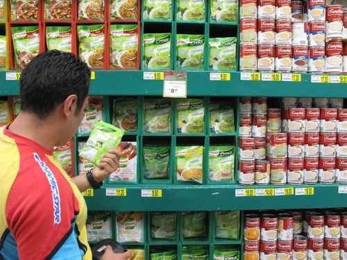 Persona realiza compras en una tienda departamental en imagen de archivo. Foto Yazmín Ortega


