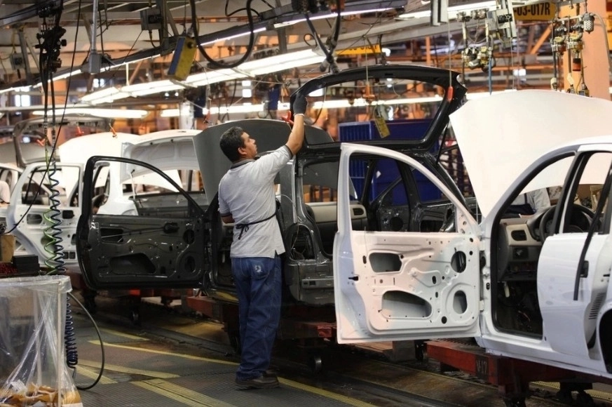 Línea de producción en la planta de General Motors de Coahuila. Foto José Carlo González / Archivo