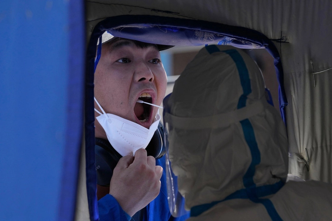 Un residente de Beijing se le toma una muestra durante una prueba masiva de covid-19. Foto Ap