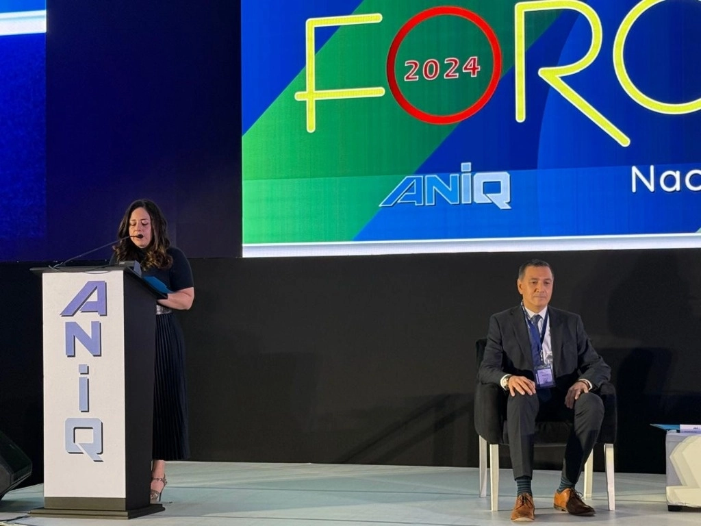 Al inaugurar el Foro Nacional de la Industria Química, Claudia Márquez Medina, dirigente del organismo empresarial, señaló que es necesario garantizar el abasto del gas natural. Imagen tomada de @ANIQuimica