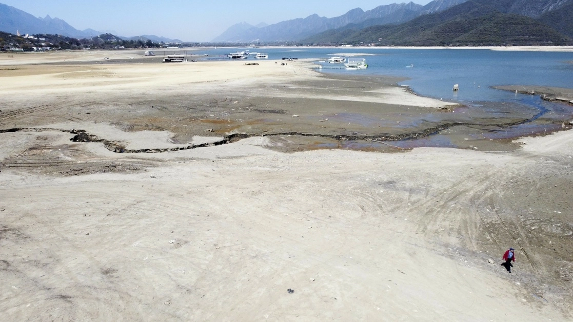 La presa La Boca, en el municipio de Santiago, Nuevo León, se encuentra en niveles críticos debido a la sequía que asola el norte del país y que ha obligado a las autoridades estatales a racionar el agua. Foto Cuartoscuro
