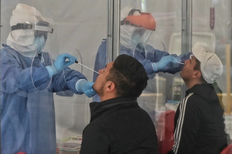 Investigadores del IPN entrevistan y realizan pruebas clínicas a pacientes con síntomas de Covid-19. Foto Marco Peláez