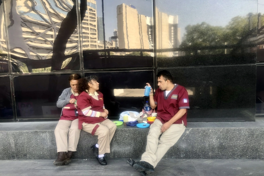 Trabajadores almuerzan en un parque de la capital. Foto Luis Castillo