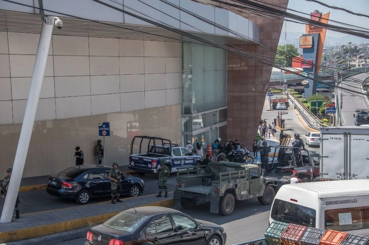 En Naucalpan, policías municipales y militares vigilan centros comerciales para evitar saqueos. Foto Cuartoscuro