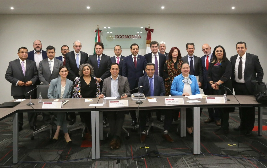 Representantes industriales se reunieron con los subsecretarios de Comercio Exterior e Industria y Comercio de la Secretaría de Economía (SE), Alejandro Encinas Nájera y Abel Romero López, respectivamente. Foto tomada de la cuenta de Twitter @SE_mx