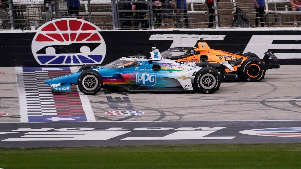 El mexicano ‘Pato’ O'Ward y el estadunidense Josef Newgarden ofrecieron una disputada carrera en el óvalo del Texas Motor Speedway, en Fort Worth. Foto Ap