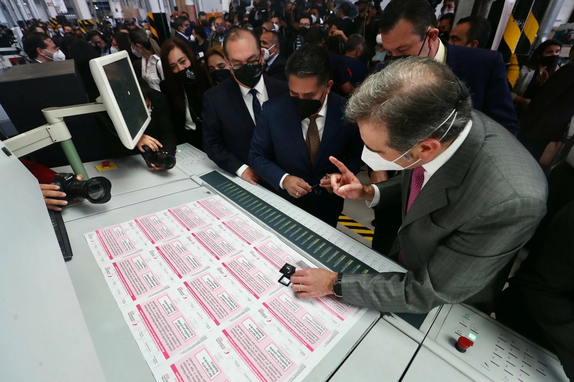 Inicio de impresión de la papeleta para la consulta de revocación de mandato en los Talleres Gráficos de México, en evento encabezado por el consejero presidente del INE, Lorenzo Córdova, el pasado 16 de febrero. Foto Luis Castillo