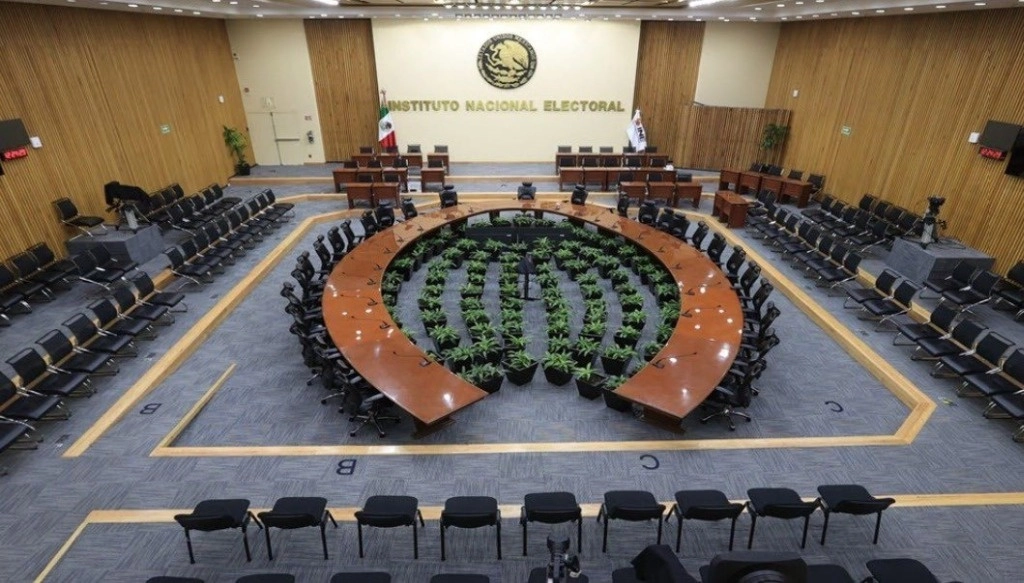 Morena defendió la reasignación de diputados a su favor, pues la primera propuesta le restaba representatividad, “nos quitan 400 mil votos”, dijeron. Foto Tomada de X @INEMexico